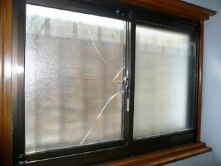 割れた窓ガラス